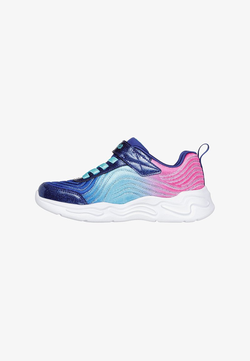 Bunte Sneaker mit einem Farbverlauf von Blau zu Pink, strukturiertem Stoff, elastischen Schnürsenkeln und einer weißen Sohle mit Wellenmuster. Klettverschluss für einen sicheren Sitz.