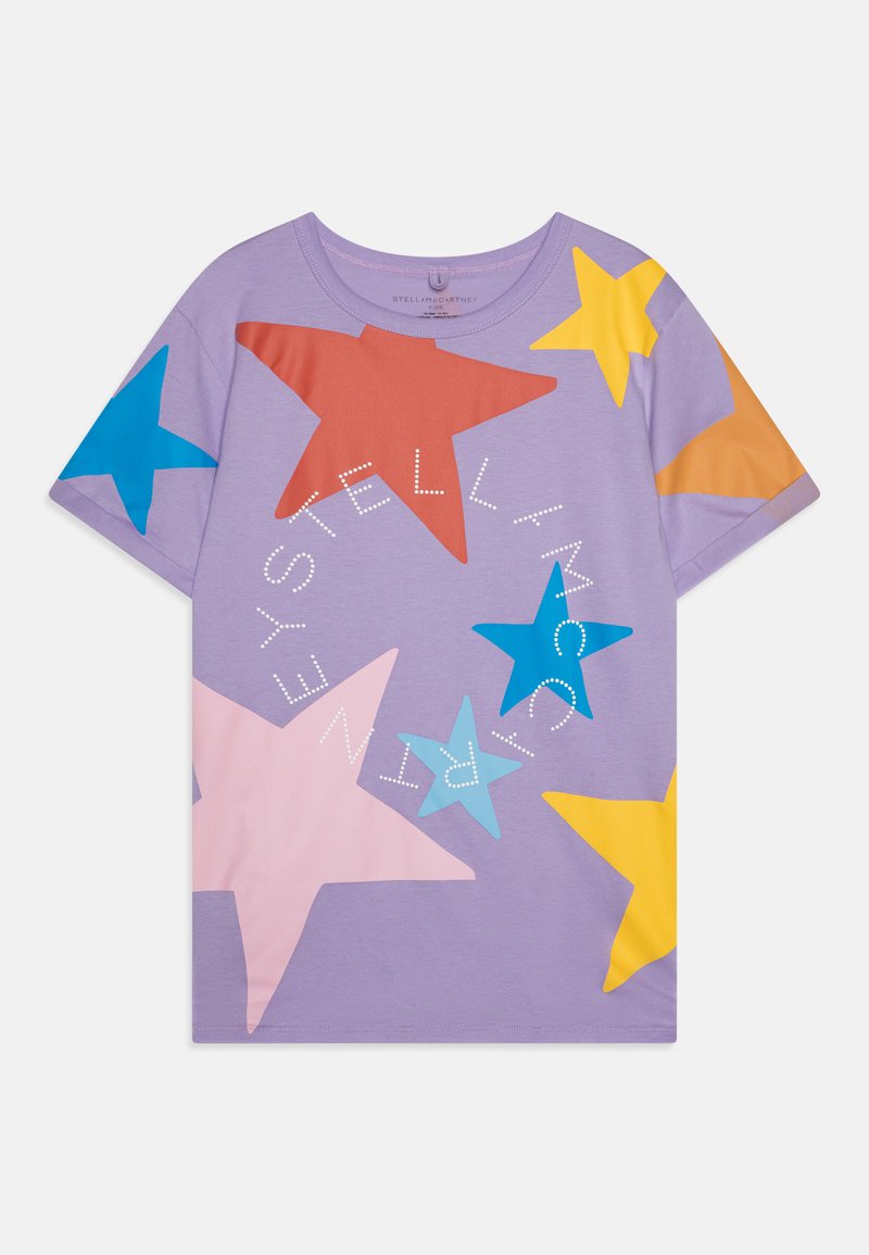T-shirt de manga curta lavanda com padrões coloridos de estrelas em laranja, rosa, azul e amarelo, com design de texto branco. Material em algodão.