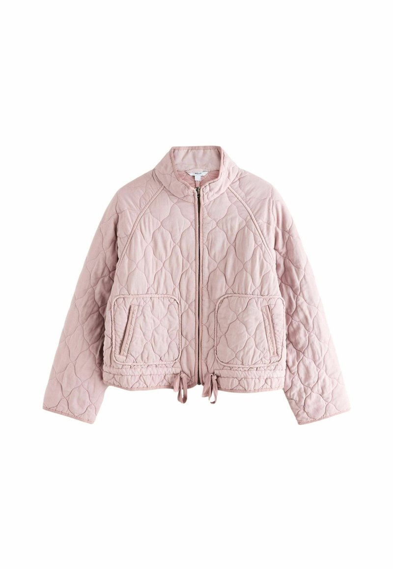 Veste matelassée rose avec un col montant, une fermeture éclair à l'avant, deux poches latérales, un ourlet à cordon de serrage et un motif texturé sur toute la surface.