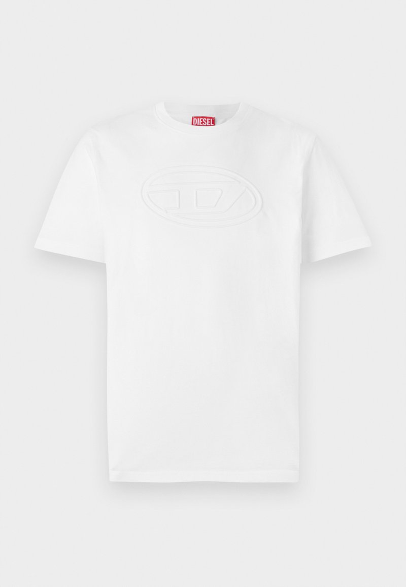 T-shirt bianco con maniche corte realizzato in cotone, con un logo ovale tonale in rilievo al centro e un'etichetta rossa sul collo.