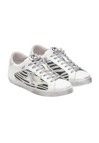Sneakers bianchi con strisce nere e argentate, dotate di un accento a forma di stella argentata, suole testurizzate e lacci argentati. Design classico a basso profilo.