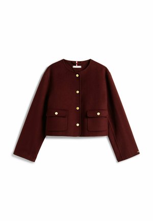 Bordeaux cropped jasje van zacht materiaal, met gouden knopen, twee voorzakken en een ronde halslijn. Strakke textuur.