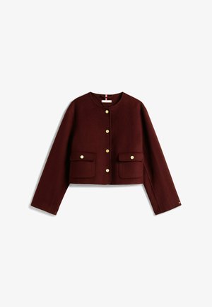 Burgunderfarbener, kurz geschnittener Blazer aus weichem Stoff, mit goldenen Knöpfen, zwei vorderen Taschen und einem runden Halsausschnitt. Glatte Textur.