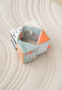 Zachte stoffen activiteitenkubus; bevat kleurrijke texturen, polkadots, strepen en een geborduurde olifant. Inclusief diverse labels en kleppen.