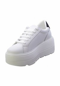 Sneakers platform bianchi con parte superiore in sintetico liscio, lacci piatti e suola in gomma texturizzata. Presenta un accento nero sul tallone.