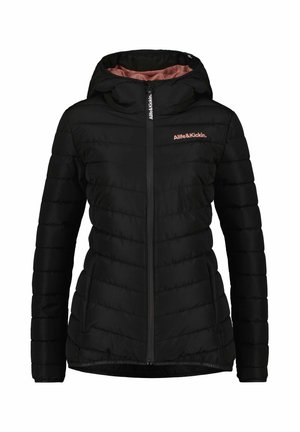 Zwarte gewatteerde jas met capuchon, voorzien van een ritssluiting, horizontale stitching en een contrasterende roze voering. Merkenlogo op de borst.