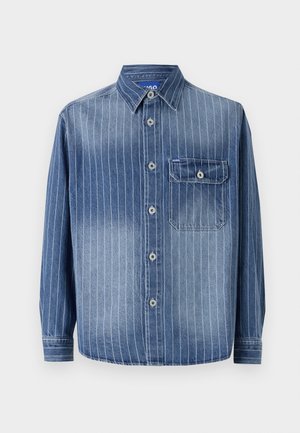 Jeansskjorta med vertikala ljusblå ränder, klassisk krage, knäppning fram, vänster bröstficka och långa ärmar med knäppta manschetter.
