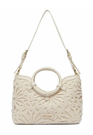 Bolso de mano color crema con patrón de encaje floral, asa circular y correa de hombro ajustable con herrajes en tono dorado.