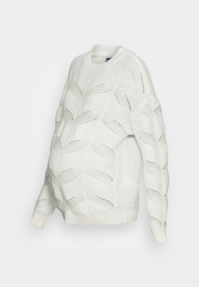 Pull blanc tricoté avec motif tressé, manches longues et col rond, présenté sur un mannequin invisible sur fond blanc.