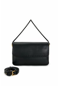 Borsa in pelle nera con tracolla a catena intrecciata, che presenta una chiusura a pattina e cuciture decorative lungo il bordo. Include una tracolla rimovibile.