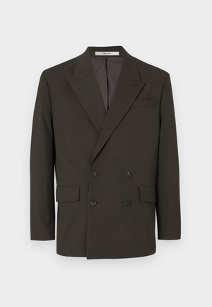 Tamsiai rudos spalvos dvigubos krūtinės švarkas, pagamintas iš lygios medžiagos, su iškirptėmis atlapais, dviem priekinėmis kišenėmis ir matinėmis juodomis mygtukais.