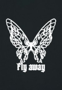 Uno sfondo nero presenta un design di una farfalla bianca con intricati motivi a fiamma sulle ali e il testo "fly away" sottostante.