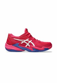 Des chaussures de sport rose vif avec un supérieur en maille texturée, des accents de logo blancs et une solide semelle en caoutchouc bleue.
