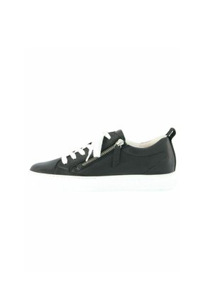 Sneaker en cuir noir avec des lacets blancs, présentant un accent de zip sur le côté et une semelle en caoutchouc blanche. Texture lisse, design basse.