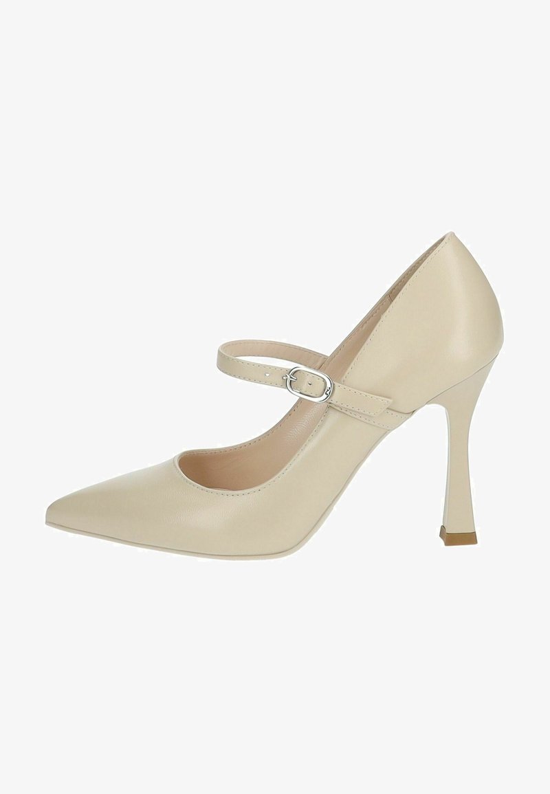 Beige Leder High Heels mit einer spitzen Zehe, einem Knöchelriemen und einem schlanken, schmalen Stiletto-Absatz. Verfügt über ein kleines metallisches Akzent.