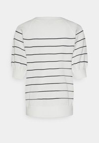 Suéter blanco con rayas horizontales azul marino, con mangas abullonadas de tres cuartos y puños acanalados. Textura suave, diseño casual.