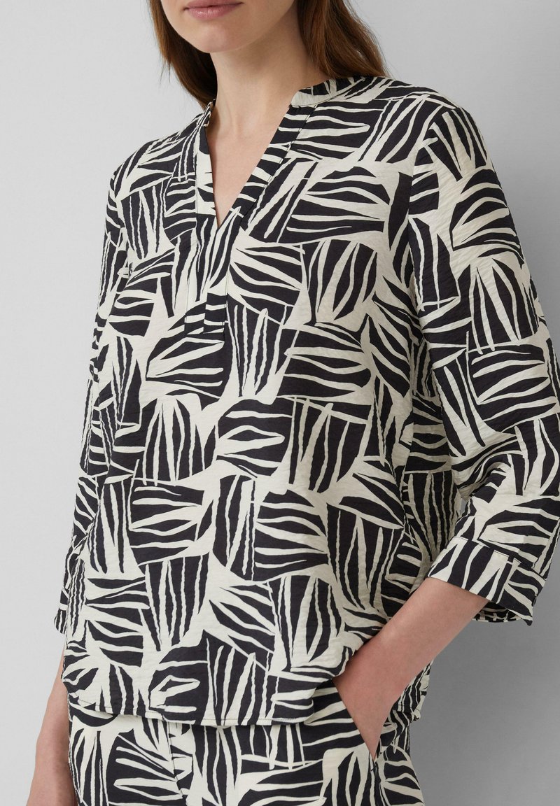 STRUKTURIERTEM MIT ALL OVER PRINT Blusa schwarz/negro