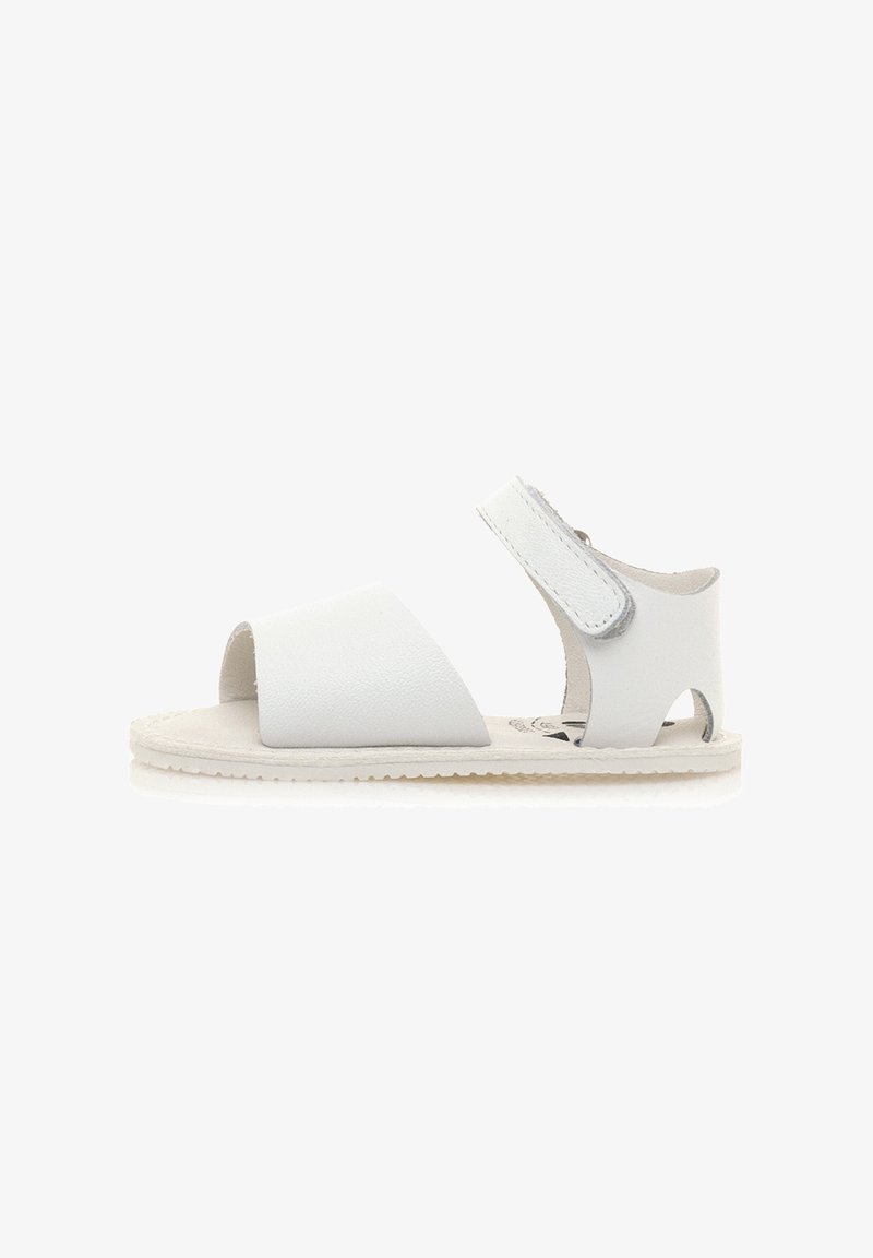 Sandales en cuir blanc avec une ouverture au niveau des orteils, des larges bandes supérieures et une bride de cheville ajustable. Semelle texturée pour une bonne adhérence et un confort optimal.