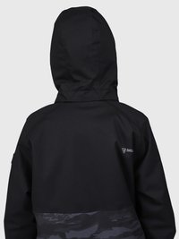 Vista trasera de una persona que lleva una chaqueta con capucha negra con un patrón de camuflaje oscuro en la parte baja de la espalda y un pequeño logo "BRU" en el hombro derecho.