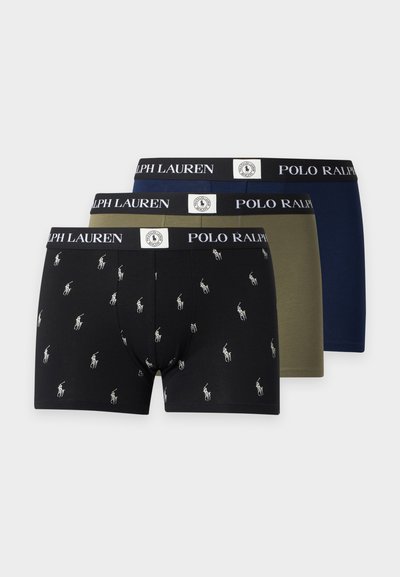 Τρία ζευγάρια boxer briefs Polo Ralph Lauren σε μαύρο με λογότυπα, ελιάς πράσινο και ναυτικό μπλε, στοιβαγμένα με ορατές λωρίδες μέσης με το εμπορικό σήμα.
