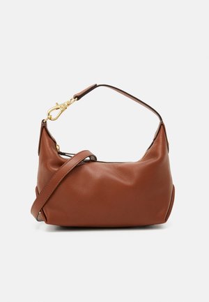 Sac bandoulière en cuir marron avec fermoir doré et deux anses, présenté sur un fond clair uni.