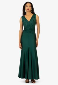 Langes smaragdgrünes Kleid aus glattem Stoff mit V-Ausschnitt, gerafftem Oberteil und einem weit auslaufenden Rock mit einer subtilen vorderen Öffnung.