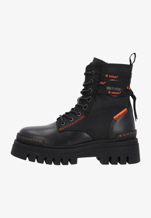 Sort ankelstøvle lavet af læder og stof, med orange detaljer, holdbare snørebånd og en kraftig gummisål med et struktureret mønster.