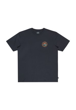 Donkerblauwe katoenen t-shirt met korte mouwen, ronde hals en een rond grafisch patch op de linkerborst met een afbeelding van de zon en tekst.