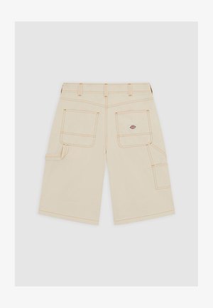 Beige cargo shorts dengan jahitan oranye, dilengkapi dengan banyak saku dan logo patch. Kain terlihat tahan lama dengan tekstur yang halus.