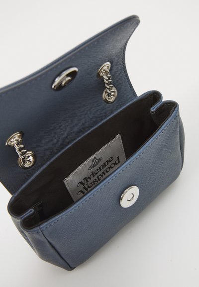 Μπλε πορτοφόλι από ύφασμα με υφή, διαθέτει ασημένιο κούμπωμα και δύο αλυσίδες στο εσωτερικό. Ετικέτα εμφανίζεται στο εσωτερικό.