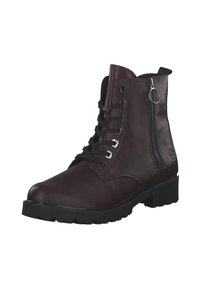 Bottes à chevilles en cuir marron avec des lacets noirs, une fermeture éclair sur le côté, une surface texturée et une semelle robuste et épaisse, avec un accent de logo.