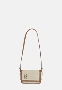 Beige gewebte Handtasche mit strukturiertem Design, ausgestattet mit einem braunen Schultergurt, dekorativem Zubehör und einer strukturierten Oberfläche.