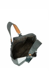 Borsa a tracolla in pelle grigia con una cinghia color beige, caratterizzata da un interno marrone con motivo. Ha una texture morbida e un design a bocca aperta.
