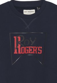 Felpa blu navy con scollo rotondo, con un logo grafico in rosso e nero, contornato in argento. Realizzata in morbido cotone.