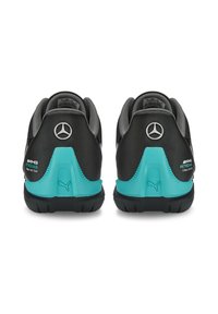 Baskets noires et grises avec un accent de talon turquoise, arborant le logo Mercedes-Benz et la marque Puma sur les côtés.