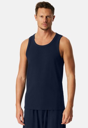Navyblaues Tanktop aus weichem, atmungsaktiven Stoff mit gerippter Textur, das einen runden Halsausschnitt und weite Armausschnitte für zusätzlichen Komfort aufweist.