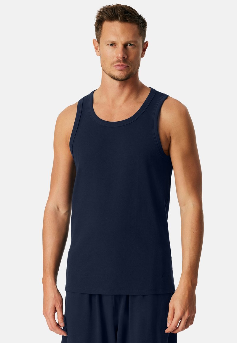 Navy blauwe tanktop van zacht, ademend materiaal met een geribbelde textuur, voorzien van een ronde halslijn en brede armsgaten voor comfort.