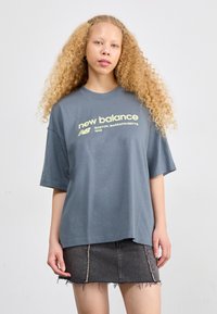 New Balance LINEAR HERITAGE TEE - Trükipildiga T-särk - graphite