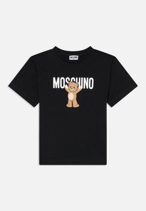 Camiseta de algodón negra con un gráfico de un oso de dibujos animados y el logo "Moschino" en texto blanco en negrita. Mangas cortas y cuello redondo.
