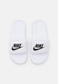 Hvide Nike slidesandaler med et sort logo på remmen, glat overflademateriale og en tekstureret sål for godt greb.