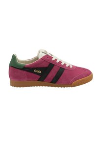 Sneaker in suede rosa con strisce nere, tallone verde e suola in gomma testurizzata. Presenta lacci bianchi e logo Gola di lato.