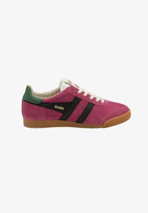 Baskets en suede rose avec des rayures noires, un talon vert et une semelle en caoutchouc texturé. Présente des lacets blancs et le logo Gola sur le côté.