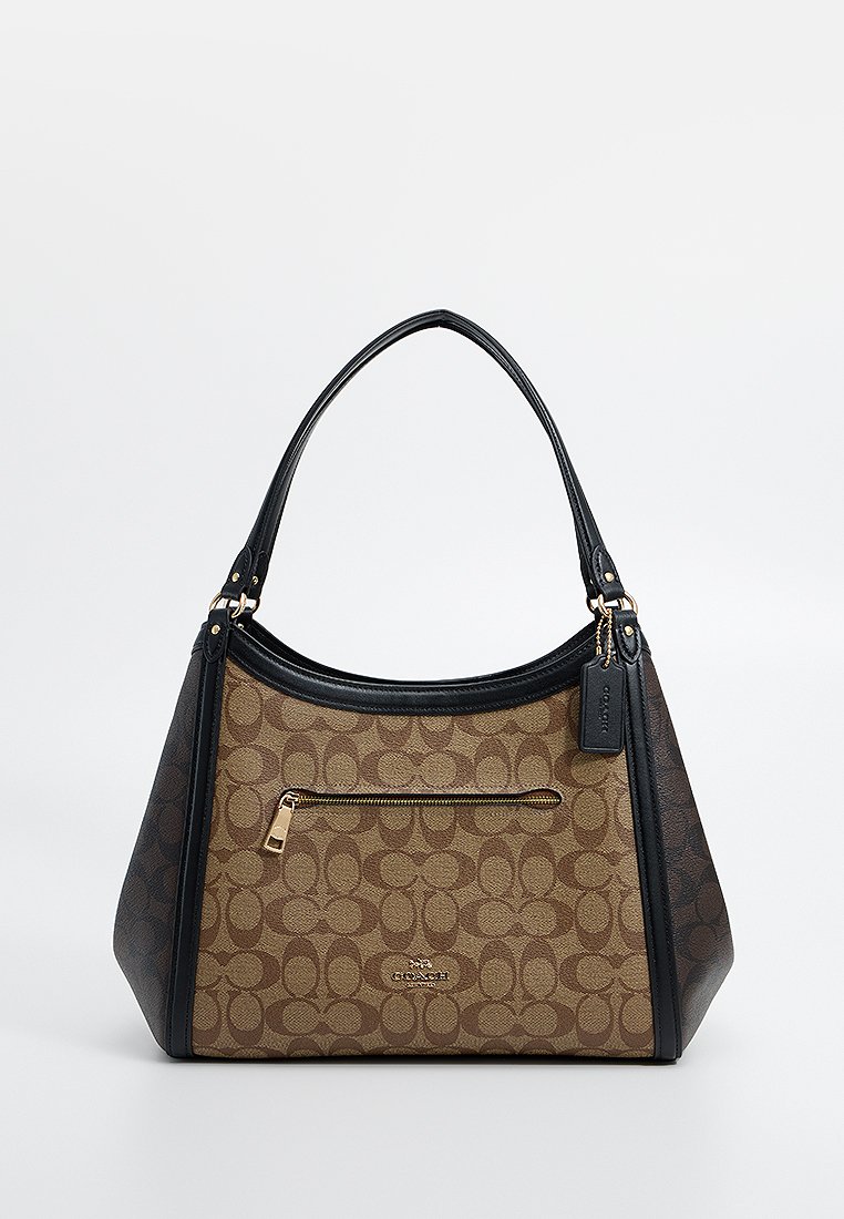 Borsa a mano in tessuto marrone con un design a pattern, dettagli in pelle nera, una tasca con zip e un manico corto. Include particolari in metallo dorato.