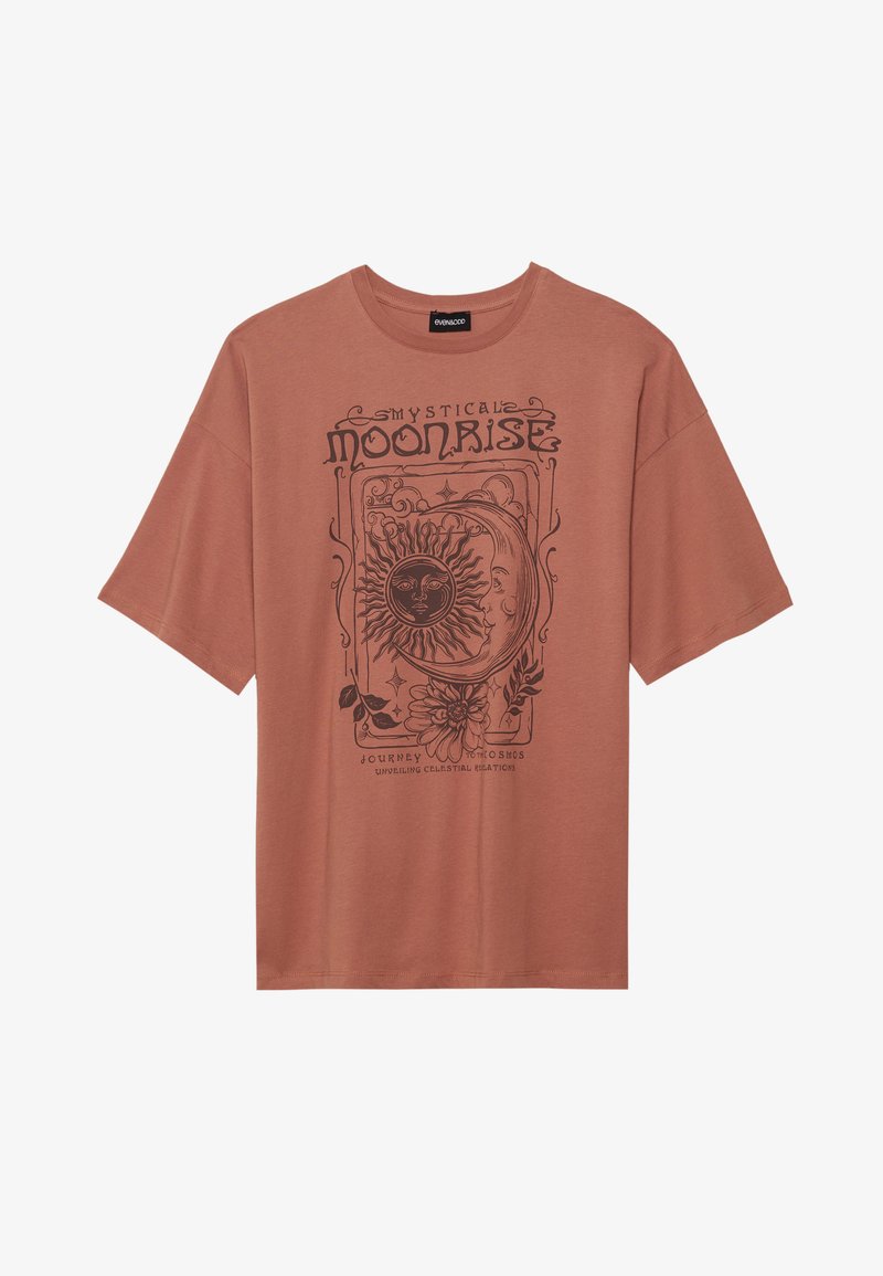 Kurzärmliges, rostfarbenes T-Shirt aus Baumwolle. Mit einem schwarzen Grafikdesign, das eine Sonne, florale Elemente und Text im Vintage-Stil zeigt.