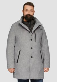 Grijs buitenjas met zwarte accenten, knoopsluiting en een afneembare binnenlaag. Heeft een hoge kraag en zijzakken.