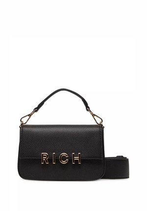 Sac en cuir noir à texture granuleuse avec une poignée supérieure et une bandoulière détachable. Présente une inscription "RICH" en lettres dorées audacieuses à l'avant.
