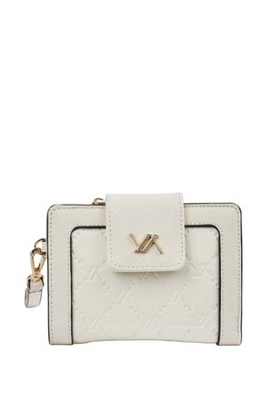Cartera blanca texturizada con emblema de logo dorado, forma rectangular, cierre con solapa y una lengüeta de cremallera lateral sobre un fondo liso.