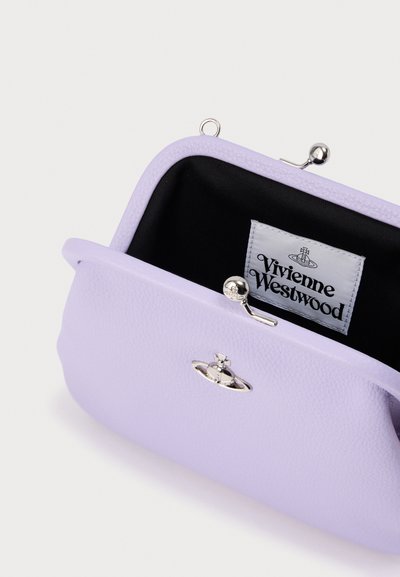 Πορτοφόλι από συνθετικό δέρμα σε λιλά απόχρωση με ασημένια μεταλλικά στοιχεία, διαθέτει κούμπωμα και εσωτερική φόδρα σε μαύρο χρώμα. Περιλαμβάνει ετικέτα Vivienne Westwood.