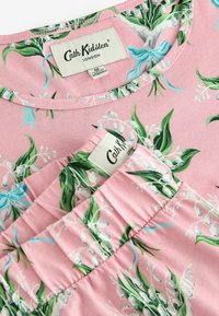 Rózsaszín pamut ruha virágmintával, zöld levelekkel és kék részletekkel. Tartalmazza a "Cath Kidston" márkanevével és méretével ellátott címkét.