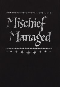Černé bavlněné tričko s metalickým stříbrným textem "Mischief Managed" v stylizovaném písmu, se zdobnými akcenty nahoře a dole.
